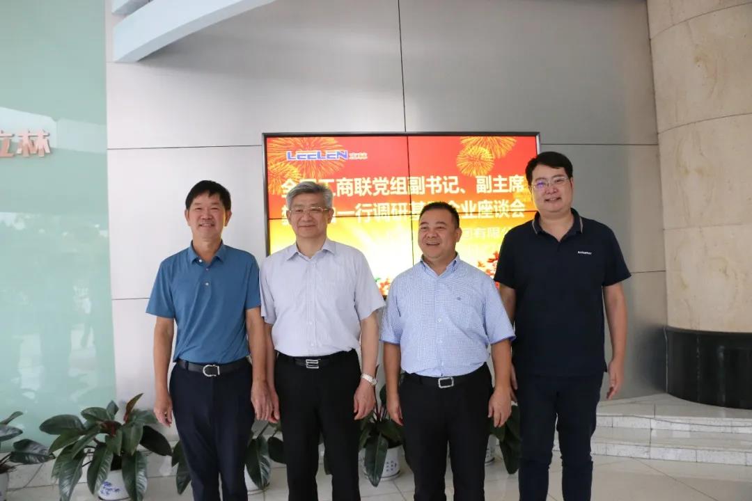 المعجب يوشان ، نائب رئيس مجلس إدارة عموم الصين اتحاد الصناعة والتجارة وقادة آخرون زاروا LEELEN 